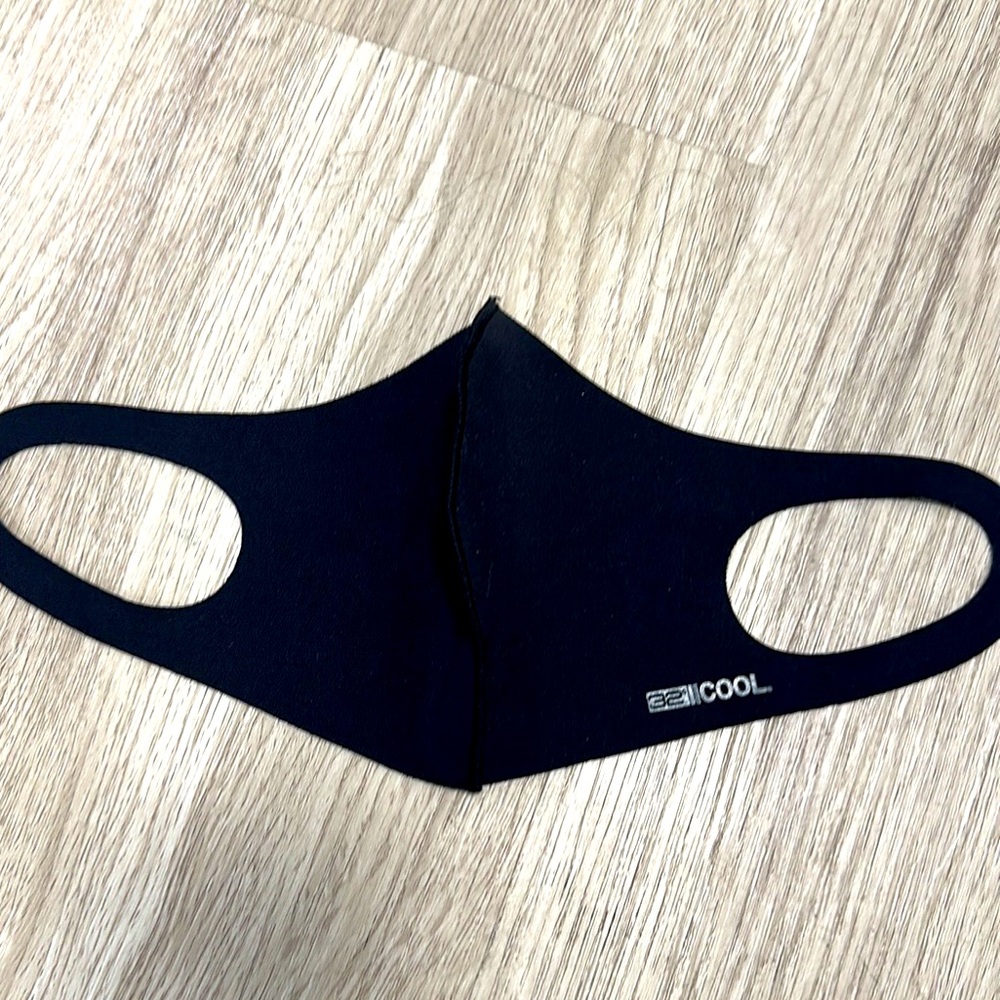 UNISEX REUSABLE FACE COVERING MASK that temperature regulates